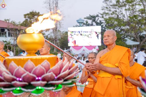 ภาพ No.294023:วันที่ 13 มกราคม พ.ศ. 2569 พิธีจุดประทีปถวายเป็นพุทธบูชา และบูชาธรรมมหาปูชนียาจารย์  (ภาพชุดที่ 2) ณ วัดสองพี่น้อง ต.ต้นตาล อ.สองพี่น้อง จ.สุพรรณบุรี ในโครงการธรรมยาตรา กตัญญูบูชา มหาปูชนียาจารย์ พระมงคลเทพมุนี(สด จนฺทสโร) พระผู้ปราบมาร อนุสรณ์สถาน 7 แห่