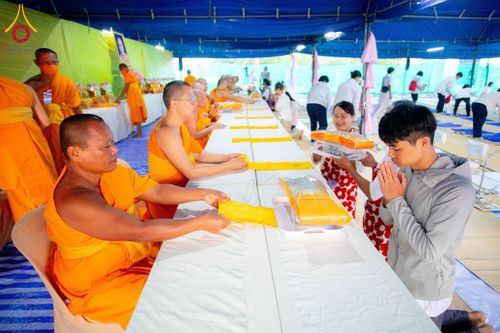 ภาพ No.191829:พิธีถวายภัตตาหารเป็นสังฆทาน แด่พระธรรมยาตรา ณ อนุสรณ์สถานคลองบางนางแท่น อ.สามพราน จ.นครปฐม ในโครงการธรรมยาตรา กตัญญูบูชา มหาปูชนียาจารย์ พระมงคลเทพมุนี(สด จนฺทสโร) พระผู้ปราบมาร อนุสรณ์สถาน 7 แห่ง ปีที่ 13 วันที่ 9 มกราคม พ.ศ. 2568
