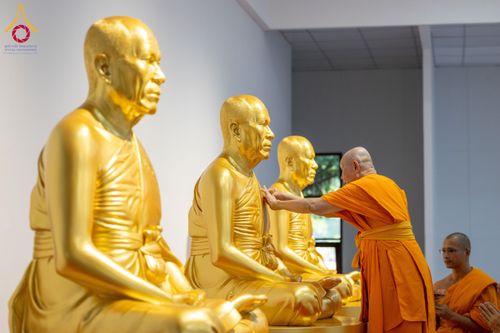 ภาพ No.160856:พิธีเจริญพระพุทธมนต์ และปิดแผ่นทองรูปเหมือน พระเดชพระคุณพระมงคลเทพมุนี (สด จนฺทสโร) พระผู้ปราบมาร จำนวน 3 องค์ วันเสาร์ที่ 5 ตุลาคม พ.ศ. 2567 ณ อาคารปลูกศรัทธา 2 (ชานชลาเดิม) วัดพระธรรมกาย อ.คลองหลวง จ.ปทุมธานี