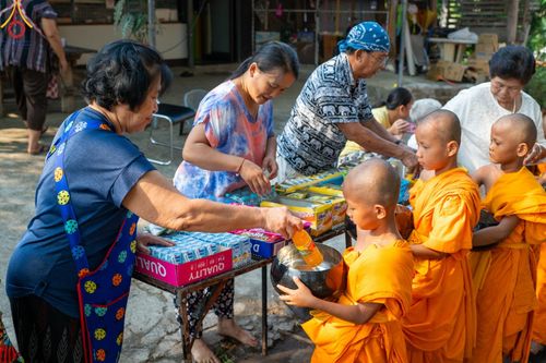 ภาพ No.62306:Photo Story  มหัศจรรย์วัดดงดินแดง Episode 4 กิจกรรมตักบาตรฉลองพระ-เณรกว่า 500 รูป