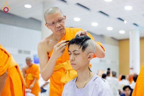 ภาพ No.213594:วันเสาร์ที่ 29 มีนาคม พ.ศ. 2568 พิธีปลงผม โครงการสามเณรยุวธรรมทายาท รุ่นที่ 33 โครงการสามเณรมัชฌิมธรรมทายาท รุ่นที่ 29 ณ ห้องปฏิบัติธรรมวิหารคด คอร์ 13 วัดพระธรรมกาย