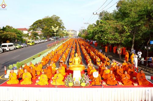 ภาพ No.235207:วันอาทิตย์ที่ 27 กรกฎาคม พ.ศ. 2568 พิธีตักบาตรพระ1,000 รูป ทำบุญเมืองพัทลุง ประธานสงฆ์ พระปริยัติวชิโรดม  เจ้าคณะจังหวัดพัทลุง ประธานฆราวาส นายรัฐศาสตร์ ชิดชู  ผู้ว่าราชการจังหวัดพัทลุง