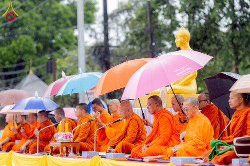 ภาพ No.226133:วันอาทิตย์ที่ 25 พฤษภาคม พ.ศ. 2568 พิธีตักบาตรพระ 1,000 รูปเมืองตรัง ครบรอบ 110 ปี เมืองทับเที่ยง ถวายเป็นพุทธบูชา ถวายเป็นพระราชกุศลแด่รัชกาลที่ 10 และอุทิศส่วนกุศลแด่อดีตเจ้าเมืองตรัง และบรรพบุรุษ ณ บริเวณหน้าศาลากลางจังหวัดตรัง ถนนพระราม 6