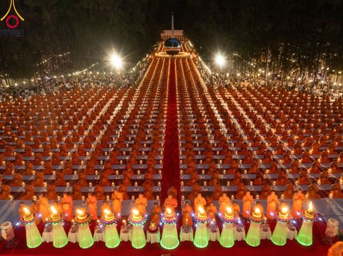 ภาพ No.107172:พิธีจุดประทีปถวายเป็นพุทธบูชา และบูชาธรรมมหาปูชนียาจารย์ ในโครงการธรรมยาตรากตัญญูบูชา มหาปูชนียาจารย์ พระมงคลเทพมุนี(สด จนฺทสโร) พระผู้ปราบมาร  อนุสรณ์สถาน 7 แห่ง ปีที่ 12  วันที่ 6 มกราคม พ.ศ. 2567 ณ อนุสรณ์สถานมหาวิหารพระมงคลเทพมุนี อ.สองพี่น้อง จ.สุพร