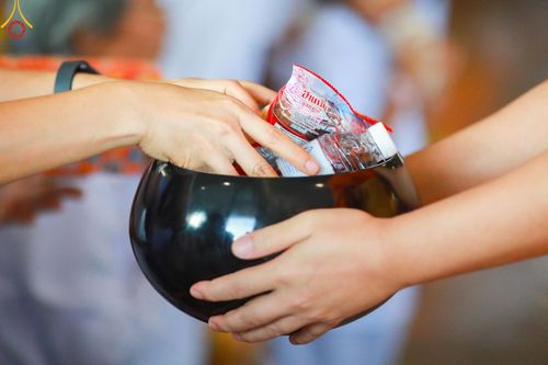 ภาพ No.158984:พิธีตักบาตร ในวันอาทิตย์ต้นเดือน วันที่ 6 ตุลาคม พ.ศ. 2567 ณ สภาธรรมกายสากล วัดพระธรรมกาย