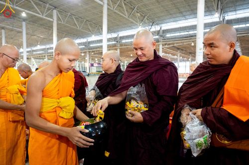 ภาพ No.207288:พิธีตักบาตร และปฏิบัติธรรมช่วงสาย ในวันมาฆบูชา วันพุธที่ 12 กุมภาพันธ์ พ.ศ. 2568 ณ วัดพระธรรมกาย จังหวัดปทุมธานี