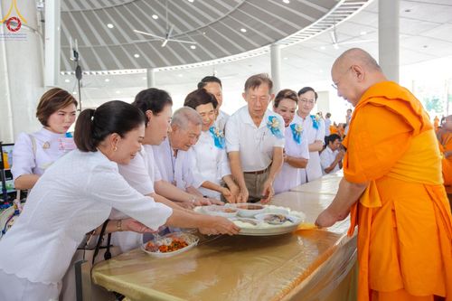 ภาพ No.157723:พิธีถวายภัตตาหารเมนูสวรรค์ ในพรรษาแห่งการเข้าถึงธรรม วันเสาร์ที่ 28 กันยายน พ.ศ. 2567 ณ หอฉันคุณยายอาจารย์ฯ วัดพระธรรมกาย