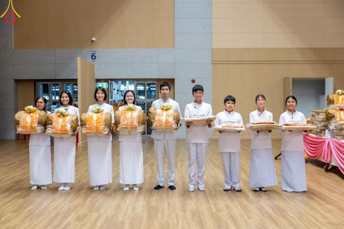 ภาพ No.180868:พิธีถวายภัตตาหารเมนูสวรรค์ และพิธีถวายอุปกรณ์กันหนาว แด่คณะพระภิกษุสามเณรวัดพระธรรมกาย วันอาทิตย์ที่ 8 ธันวาคม พ.ศ.2567 ณ สภาธรรมกายสากล วัดพระธรรมกาย