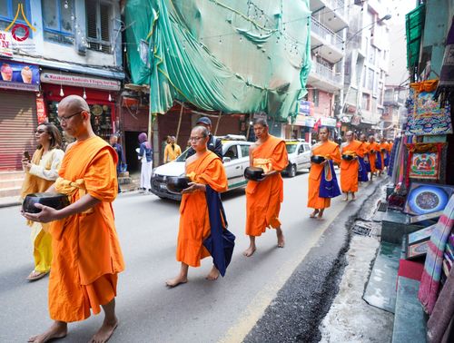 ภาพ No.132592:สามเณรเนปาล บิณฑบาต ย่านทาเมล เมืองกาฐมาณฑุ และเมืองปาฏัน ในโครงการบรรพชา 1,250 รูป ประเทศเนปาล วันที่ 20 มีนาคม พ.ศ. 2567