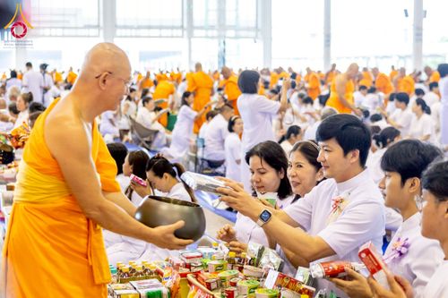 ภาพ No.223396:วันวิสาขบูชา วันอาทิตย์ที่ 11 พฤษภาคม พ.ศ. 2568 พิธีตักบาตร และปฎิบัติธรรม ณ สภาธรรมกายสากล วัดพระธรรมกาย