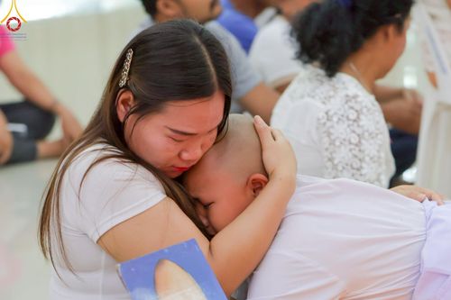 ภาพ No.216242:วันเสาร์ที่ 5 เมษายน พ.ศ. 2568 พิธีตัดปอยผม พิธีขอขมาผู้ปกครอง พิธีขอขมามอบผ้าไตร พิธีบรรพชา พิธีถวายบาตรสามเณร ณ ศูนย์ปฏิบัติธรรมและศูนย์อบรมเยาวชนเพชรบุรี ต.ท่าแลง อ.ท่ายาง จ.เพชรบุรี