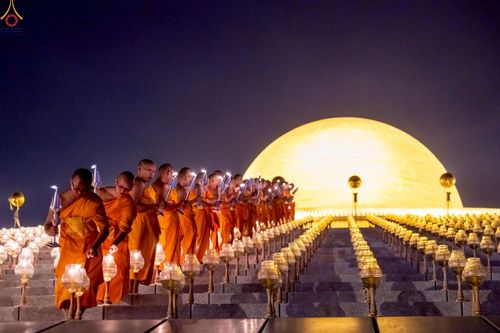 ภาพ No.253689:วันที่ 10 ตุลาคม พ.ศ. 2568 พิธีจุดประทีปบูชาพระผู้ปราบมาร, พิธีจุดประทีปบนพระมหาธรรมกายเจดีย์  20,000 ดวง เนื่องในวันคล้ายวันเกิดครบรอบ 141 ปี พระมงคลเทพมุนี (สด จนฺทสโร)