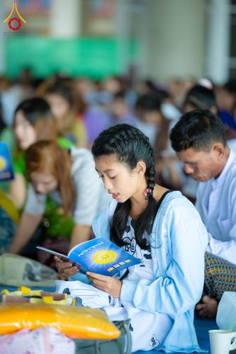 ภาพ No.143731:พิธีถวายผ้าไตร, สวดธรรมจักร, ปฏิบัติธรรม และฟังแสดงพระธรรมเทศนา ภาษาเมียนมา โดยมีสาธุชนชาวเมียนมากว่า 4,000 คน เข้าร่วมพิธี ณ มหารัตนวิหารคด วัดพระธรรมกาย วันอาทิตย์ที่ 7 กรกฎาคม พ.ศ. 2567