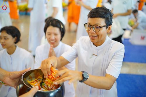 ภาพ No.139120:พิธีตักบาตร , พิธีบูชาข้าวพระ ณ ห้องแก้วสารพัด 1 สภาธรรมกายสากล วัดพระธรรมกาย วันอาทิตย์ต้นเดือนที่ 2 มิถุนายน พ.ศ. 2567