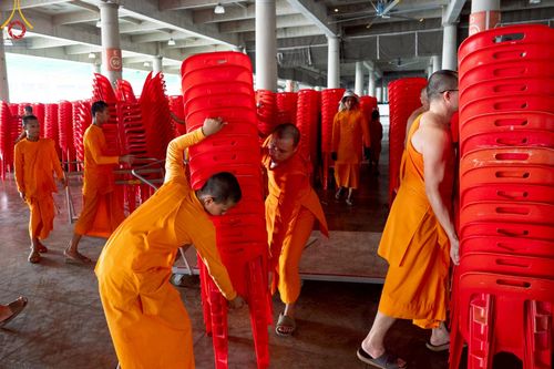 ภาพ No.220830:วันที่ 24-25 เมษายน พ.ศ. 2568 การเก็บงาน ผ้ารับประเคน ผ้าระบาย โต๊ะ เก้าอี้  ภายหลังงานวันคุ้มครองโลก ณ วัดพระธรรมกาย