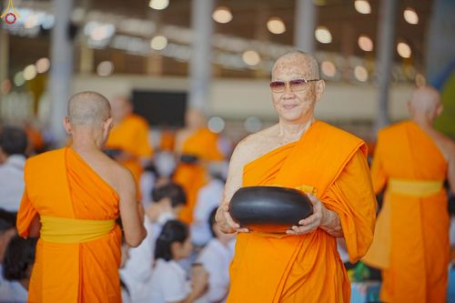 ภาพ No.240453:วันพุธที่ 27 สิงหาคม พ.ศ. 2568 พิธีตักบาตร ในวันธรรมชัย ณ วัดพระธรรมกาย จ.ปทุมธานี