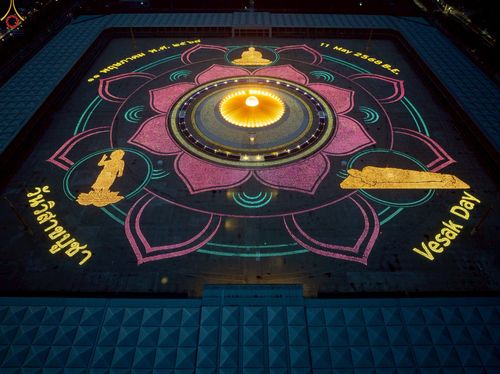 ภาพ No.224017:วันวิสาขบูชา วันอาทิตย์ที่ 11 พฤษภาคม พ.ศ. 2568 พิธีจุดวิสาขประทีป ,  พิธีเวียนประทักษิณรอบพระมหาธรรมกายเจดีย์ , พิธีฉลองชัยสวดมนต์บทธัมมจักกัปปวัตตนสูตร ครบ 7,357,000,000 จบ ณ มหารัตนวิหารคด วัดพระธรรมกาย