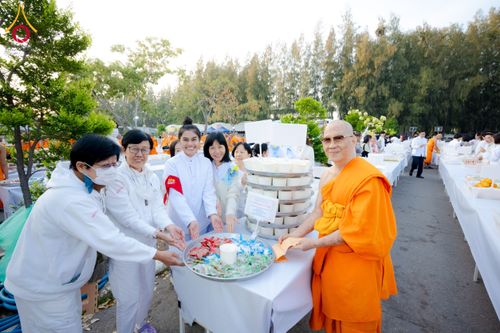 ภาพ No.194958:พิธีถวายภัตตาหารเป็นสังฆทาน แด่พระธรรมยาตรา ณ อนุสรณ์สถานมหาวิหารพระมงคลเทพมุนี (โลตัสแลนด์) อ.สองพี่น้อง จ.สุพรรณบุรี ในโครงการธรรมยาตรา กตัญญูบูชา มหาปูชนียาจารย์ พระมงคลเทพมุนี(สด จนฺทสโร) พระผู้ปราบมาร แห่ง ปีที่ 13 วันที่ 14 มกราคม พ.ศ.2568