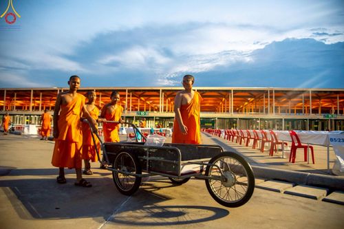ภาพ No.218833:วันศุกร์ที่ 18 เมษายน พ.ศ. 2568 การเตรียมงานในลานธรรม , พระมหาธรรมกายเจดีย์ เพื่องานวันคุ้มครองโลก 22 เมษายน พ.ศ. 2568