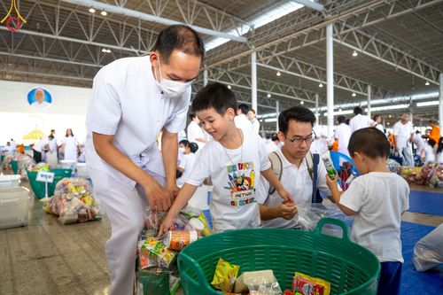 ภาพ No.136619:พิธีตักบาตร พิธีบูชาข้าวพระ ในวันอาทิตย์ต้นเดือนที่ 5 พฤษภาคม พ.ศ. 2567 ณ วัดพระธรรมกาย จ.ปทุมธานี