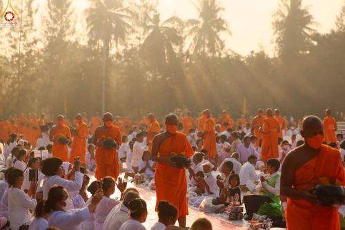 ภาพ No.110299:พิธีตักบาตรพระธรรมยาตราฯ ในโครงการธรรมยาตรากตัญญูบูชา มหาปูชนียาจารย์ พระมงคลเทพมุนี(สด จนฺทสโร) พระผู้ปราบมาร ปีที่ 12 ณ อนุสรณ์สถานลำดับที่ 2 สถานที่ตั้งมโนปณิธานบวชตลอดชีวิต อนุสรณ์สถานบางนางแท่น จ.นครปฐม วันที่ 11 มกราคม พ.ศ. 2567