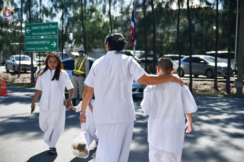 ภาพ No.143449:พิธีตักบาตร ข้าวสารอาหารแห้ง ณ บ้านแก้วเรือนทองคุณยายฯ และ พิธีบูชาข้าวพระ  ณ สภาธรรมกายสากล วัดพระธรรมกาย วันอาทิตย์ที่ 7 กรกฎาคม พ.ศ. 2567