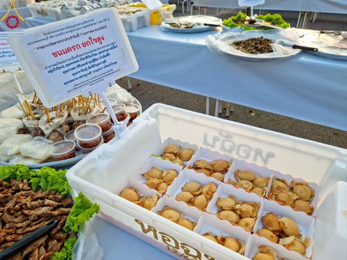 ภาพ No.108508:ถวายภัตตาหารเป็นสังฆทาน แด่คณะพระธรรมยาตราฯ ในโครงการธรรมยาตรากตัญญูบูชา มหาปูชนียาจารย์ พระมงคลเทพมุนี(สด จนฺทสโร) พระผู้ปราบมาร อนุสรณ์สถาน 7 แห่ง ปีที่ 12 วันที่ 7 มกราคม พ.ศ. 2567 ณ อนุสรณ์สถานโลตัสแลนด์ จ.สุพรรณบุรี