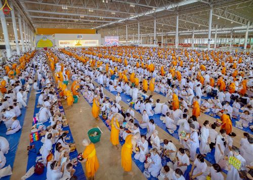 ภาพ No.243533:วันที่ 7 กันยายน พ.ศ. 2568 พิธีตักบาตร ข้าวสารอาหารแห้ง ในวันครูผู้ค้นพบวิชชาธรรมกาย ณ บ้านแก้วเรือนทองคุณยายฯ สภาธรรมกายสากล วัดพระธรรมกาย