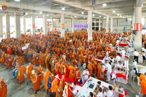 ภาพ No.219330:บรรยากาศการเดินทางเข้าวัดพระธรรมกาย , การต้อนรับปฏิสันถาร , การฉันภัตตาหารเช้า , การลงทะเบียนพระสังฆาธิการ  เนื่องในวันคุ้มครองโลก พิธีถวายมหาสังฆทานคณะสงฆ์ 40,000 กว่าวัดทั่วประเทศ ณ วัดพระธรรมกาย