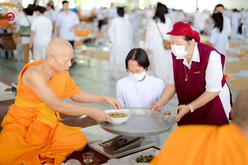 ภาพ No.253587:วันอังคารที่ 7 ตุลาคม พ.ศ.2568 (วันพระ ขึ้น 15 ค่ำ เดือน 11) พิธีบุพเปตพลี ครั้งที่ 171 ร่วมอุทิศบุญแด่หมู่ญาติที่ล่วงลับไปแล้ว และสืบทอดอายุพระพุทธศาสนา ณ หอฉันคุณยายอาจารย์ฯ วัดพระธรรมกาย