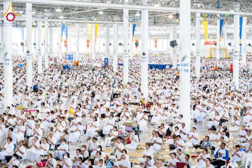 ภาพ No.232074:วันอาทิตย์ที่ 6 กรกฏาคม พ.ศ. 2568 พิธีตักบาตร ข้าวสารอาหารแห้ง  พิธีบูชาข้าวพระ สัมมนาพิเศษราชเหล็ก ณ สภาธรรมกายสากล วัดพระธรรมกาย