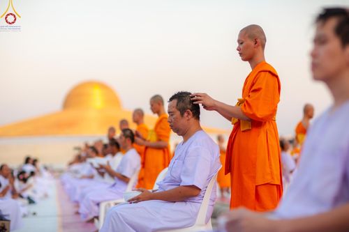 ภาพ No.180051:พิธีปลงผมนาคธรรมทายาท ในโครงการอุปสมบทหมู่ บูชาธรรมมหาปูชนียาจารย์ (ศูนย์อบรมวัดพระธรรมกาย) วันที่ 1 ธันวาคม พ.ศ. 2567 ณ ลานธรรมหารัตนวิหารคด วัดพระธรรมกาย จ.ปทุมธานี