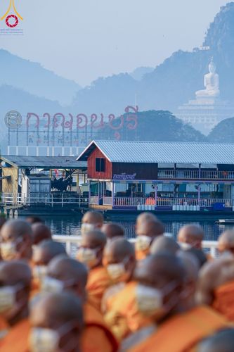 ภาพ No.101874:ตักบาตรพระ 10,000 รูป เติมบุญให้แผ่นดิน เนื่องในโอกาส 192 ปี จังหวัดกาญจนบุรี หนึ่งในโครงการตักบาตรพระ 2,000,000 รูป  77 จังหวัดทุกวัดทั่วไทย วันจันทร์ที่ 11 ธันวาคม พ.ศ. 2566 บริเวณถนนสองแคว (SKY WALK) เมืองกาญจนบุรี