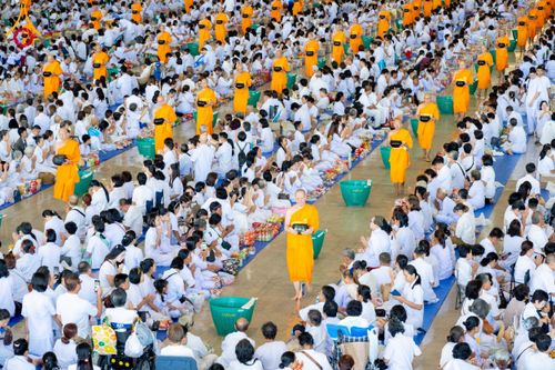 ภาพ No.256825:วันที่ 5 ตุลาคม พ.ศ. 2568 พิธีตักบาตร ข้าวสารอาหารแห้ง ณ บ้านแก้วเรือนทองคุณยายฯ สภาธรรมกายสากล วัดพระธรรมกาย