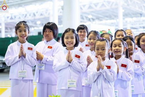 ภาพ No.177631:พิธีตักบาตรและพิธีบูชาข้าวพระ ในวันอาทิตย์ต้นเดือนที่ 1 ธันวาคม พ.ศ. 2567 ณ สภาธรรมกายสากล วัดพระธรรมกาย