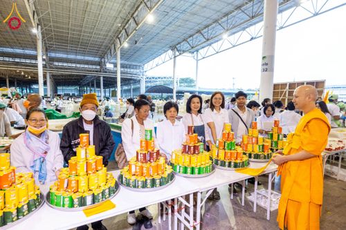 ภาพ No.202739:พิธีถวายภัตตาหารเป็นสังฆทาน แด่พระธรรมยาตรา ณ วัดพระธรรมกาย ตำบลคลองสาม อำเภอคลองหลวง จังหวัดปทุมธานี ในโครงการธรรมยาตรา กตัญญูบูชา มหาปูชนียาจารย์ พระมงคลเทพมุนี(สด จนฺทสโร) พระผู้ปราบมาร อนุสรณ์สถาน 7 แห่ง ปีที่ 13 วันที่ 28 มกราคม พ.ศ. 2568