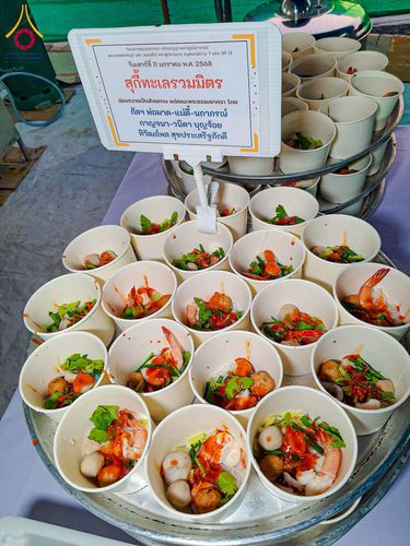 ภาพ No.193650:สาธุชนถวายภัตตาหารเป็นสังฆทาน แด่พระธรรมยาตรา ณ อนุสรณ์สถานคลองบางนางแท่น อ.สามพราน จ.นครปฐม ในโครงการธรรมยาตรา กตัญญูบูชา มหาปูชนียาจารย์ พระมงคลเทพมุนี(สด จนฺทสโร) พระผู้ปราบมาร อนุสรณ์สถาน 7 แห่ง ปีที่ 13 วันที่ 11 มกราคม พ.ศ. 2568