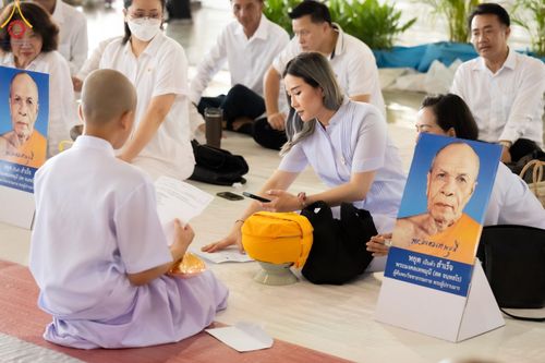 ภาพ No.133962:พิธีขอขมามอบผ้าไตร โครงการบรรพชาสามเณร ศูนย์อบรมวัดพระธรรมกาย ณ วัดพระธรรมกาย วันเสาร์ที่ 6 เมษายน พ.ศ. 2567