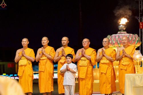 ภาพ No.241238:วันพุธที่ 27 สิงหาคม พ.ศ. 2568 พิธีฉลองชัยสวดมนต์ บทธัมมจักกัปปวัตตนสูตร ครบ 7,650,575,757 จบ ในวันธรรมชัย วัดพระธรรมกาย