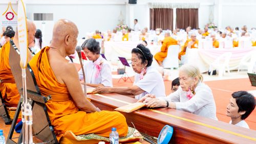 ภาพ No.149485:พิธีทักษิณานุปทานแด่บรรพชนตระกูลผ่องสวัสดิ์ และหมู่ญาติที่ล่วงลับไปแล้ว ประจำปี ครั้งที่ 19 วันพฤหัสบดีที่ 22 สิงหาคม พ.ศ. 2567 ณ พระมหาเจดีย์ทัตตชีโว ศูนย์อบรมเยาวชนกาญจนบุรี