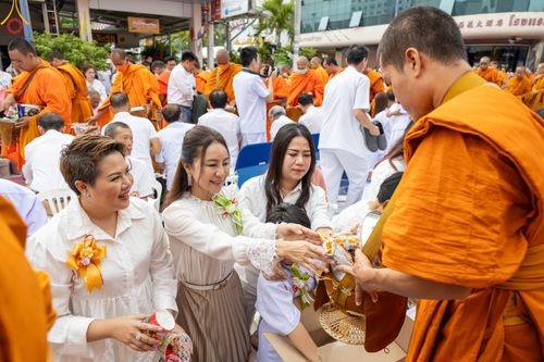 ภาพ No.85953:ตักบาตรพระนานาชาติ 10,000 รูป ใจกลางนครหาดใหญ่ จ.สงขลา วันอาทิตย์ที่ 20 สิงหาคม พ.ศ. 2566