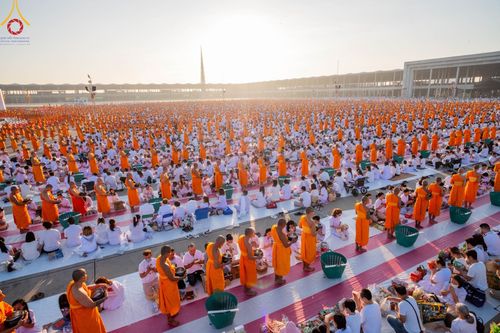 ภาพ No.105299:พิธีตักบาตรฉลองพระบวชใหม่ รุ่นบูชาธรรมมหาปูชนียาจารย์ และต้อนรับศักราชใหม่ วันจันทร์ที่ 1 มกราคม พ.ศ. 2567 ณ ลานธรรมพระมหาธรรมกายเจดีย์ วัดพระธรรมกาย