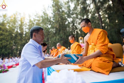 ภาพ No.107431:พิธีตักบาตรพระธรรมยาตราฯ ในโครงการธรรมยาตรากตัญญูบูชา มหาปูชนียาจารย์ พระมงคลเทพมุนี(สด จนฺทสโร) พระผู้ปราบมาร ปีที่ 12 ณ อนุสรณ์สถานมหาวิหารพระมงคลเทพมุนี อ.สองพี่น้อง จ.สุพรรณบุรี วันที่ 7 มกราคม พ.ศ. 2567