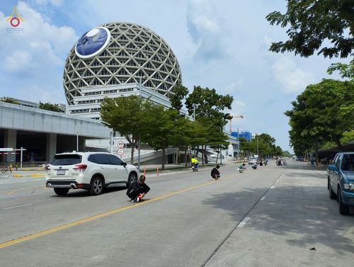 ภาพ No.88747:คณะสงฆ์ เจ้าหน้าที่ และสาธุชน ทุ่มเทแรงกายแรงใจเตรียมงาน เพื่องานวันครูผู้ค้นพบวิชชาธรรมกาย ตั้งแต่วันที่ 20 กันยายน พ.ศ. 2566