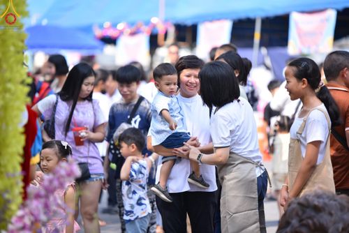 ภาพ No.111285:กิจกรรมงานวันเด็กแห่งชาติ รวมพลังเด็กเก่งและดี สร้างความดีสากล ปีที่ 6 ร่วมจัดโดย เทศบาลเมืองท่าโขลง พุทธสมาคมปทุมธานี องค์การบริหารส่วนตำบลคลองสาม ณ วัดพระธรรมกาย จ.ปทุมธานี วันที่ 13 มกราคม พ.ศ. 2567