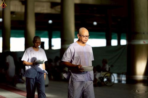 ภาพ No.248655:วันที่ 28 กันยายน พ.ศ. 2568 พิธีตัดปอยผม และปลงผม โครงการอุปสมบทบูชาธรรม 141 ปี พระมงคลเทพมุนี ณ วิหารคด วัดพระธรรมกาย