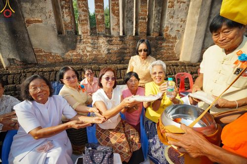 ภาพ No.58747:พิธีตักบาตรพระ ๑,๐๐๐ รูป สมโภชครบรอบ ๘๐๐ ปี พระบรมธาตุเมืองเชลียง ณ วัดพระศรีรัตนมหาธาตุ ราชวรวิหาร  (วัดพระปรางค์) ต.ศรีสัชนาลัย  อ.ศรีสัชนาลัย จ.สุโขทัย วันพฤหัสบดีที่ ๒๕ เมษายน พ.ศ. ๒๕๖๗