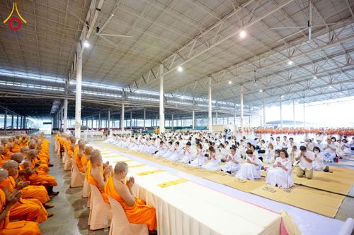 ภาพ No.203728:พิธีถวายภัตตาหารเป็นสังฆทาน แด่พระธรรมยาตรา ณ วัดพระธรรมกาย ตำบลคลองสาม อำเภอคลองหลวง จังหวัดปทุมธานี ในโครงการธรรมยาตรา กตัญญูบูชา มหาปูชนียาจารย์ พระมงคลเทพมุนี(สด จนฺทสโร) พระผู้ปราบมาร อนุสรณ์สถาน 7 แห่ง ปีที่ 13 วันที่ 30 มกราคม พ.ศ. 2568