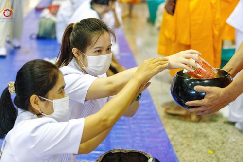 ภาพ No.205910:พิธีตักบาตร และ พิธีบูชาข้าวพระ ในวันอาทิตย์ต้นเดือน 2 กุมภาพันธ์ พ.ศ. 2568 ณ สภาธรรมกายสากล วัดพระธรรมกาย