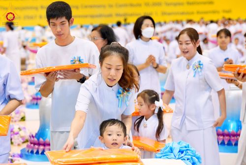 ภาพ No.134358:พิธีทอดผ้าป่าสมทบ มหาสังฆทาน 10,000 วัด ทั่วไทย วันอาทิตย์ต้นเดือนที่ 7 เมษายน พ.ศ.2567 ณ ห้องแก้วสารพัดนึก 1 สภาธรรมกายสากล  วัดพระธรรมกาย จ.ปทุมธานี